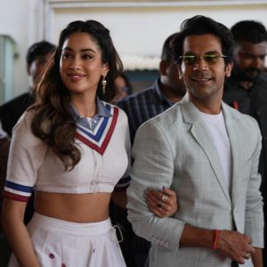 Janhvi kapoor apologizes to Paps at an event