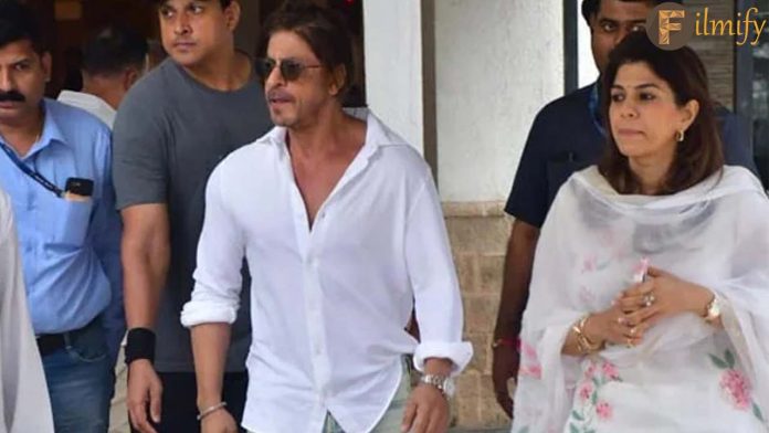 Shah Rukh Khan Attends Prayer Meet for Esteemed Photographer Pradeep Bandekar