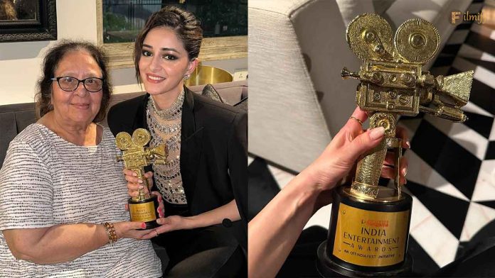 Ananya Panday won best actor popular choice award